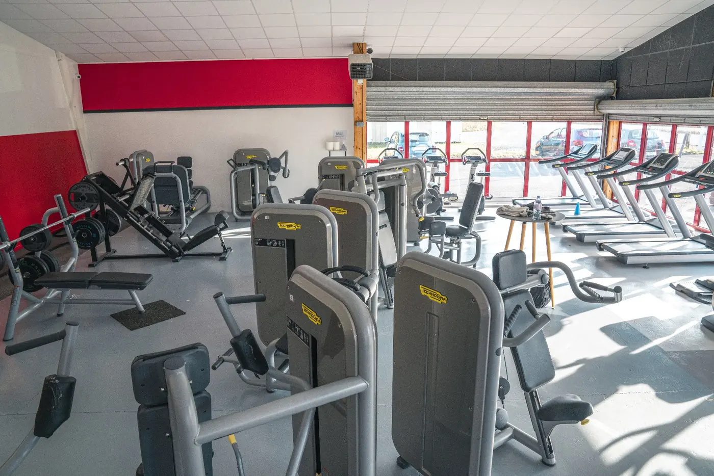 Espace cardio training Fitclub avec vélos et rameurs Technogym face aux baies vitrées