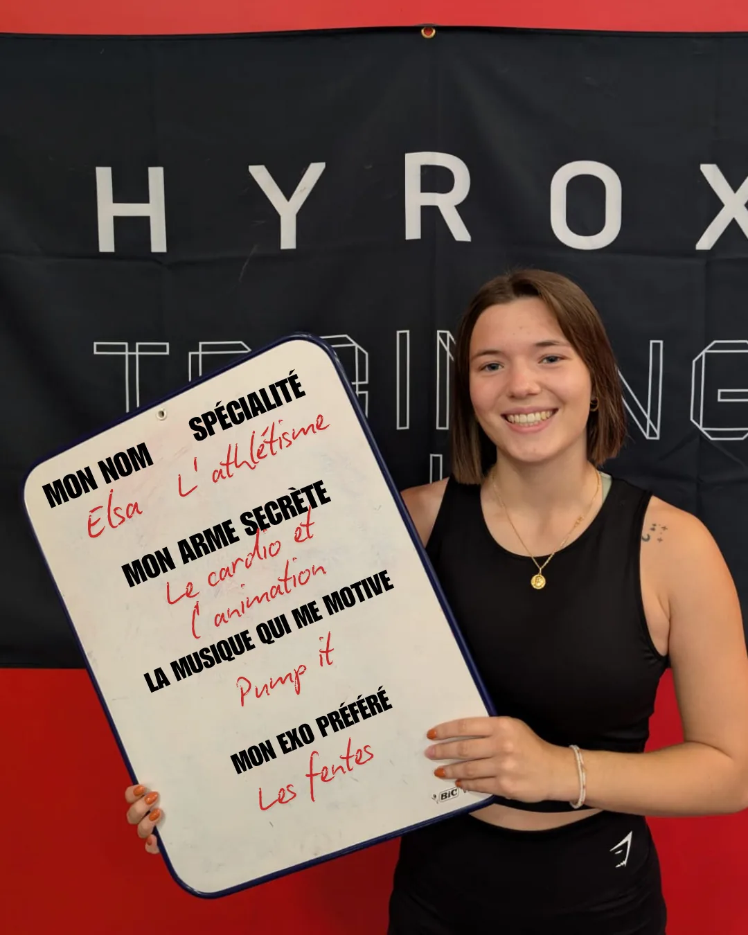Elsa, coach à Fitclub Ouistreham, présentant sa fiche