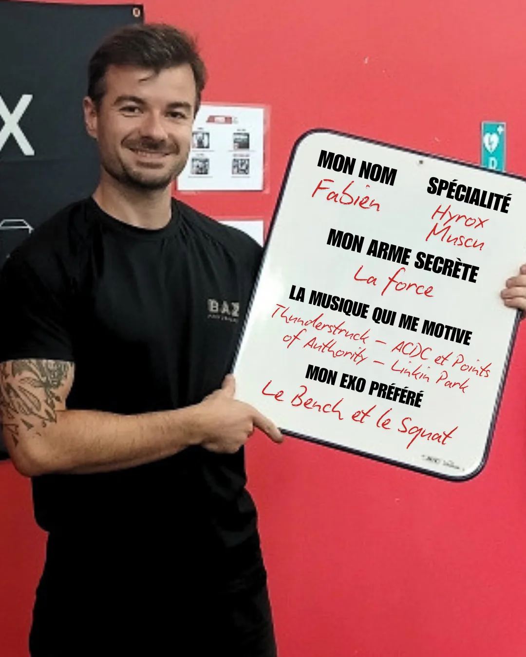 Fabien, coach à Fitclub Ouistreham, présentant sa fiche
