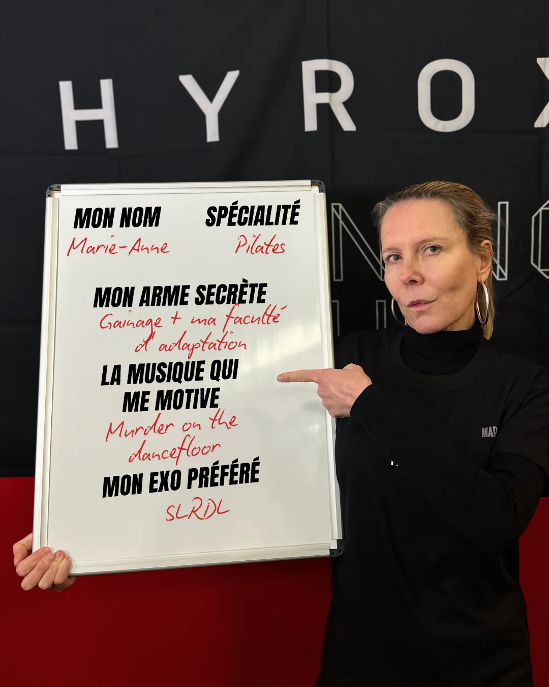 Marie-Anne, coach à Fitclub Ouistreham, présentant sa fiche
