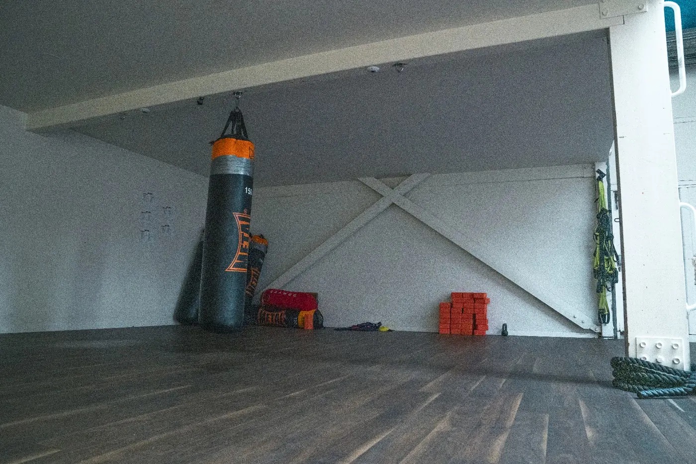 Espace fonctionnel avec sac de frappe et sol parquet