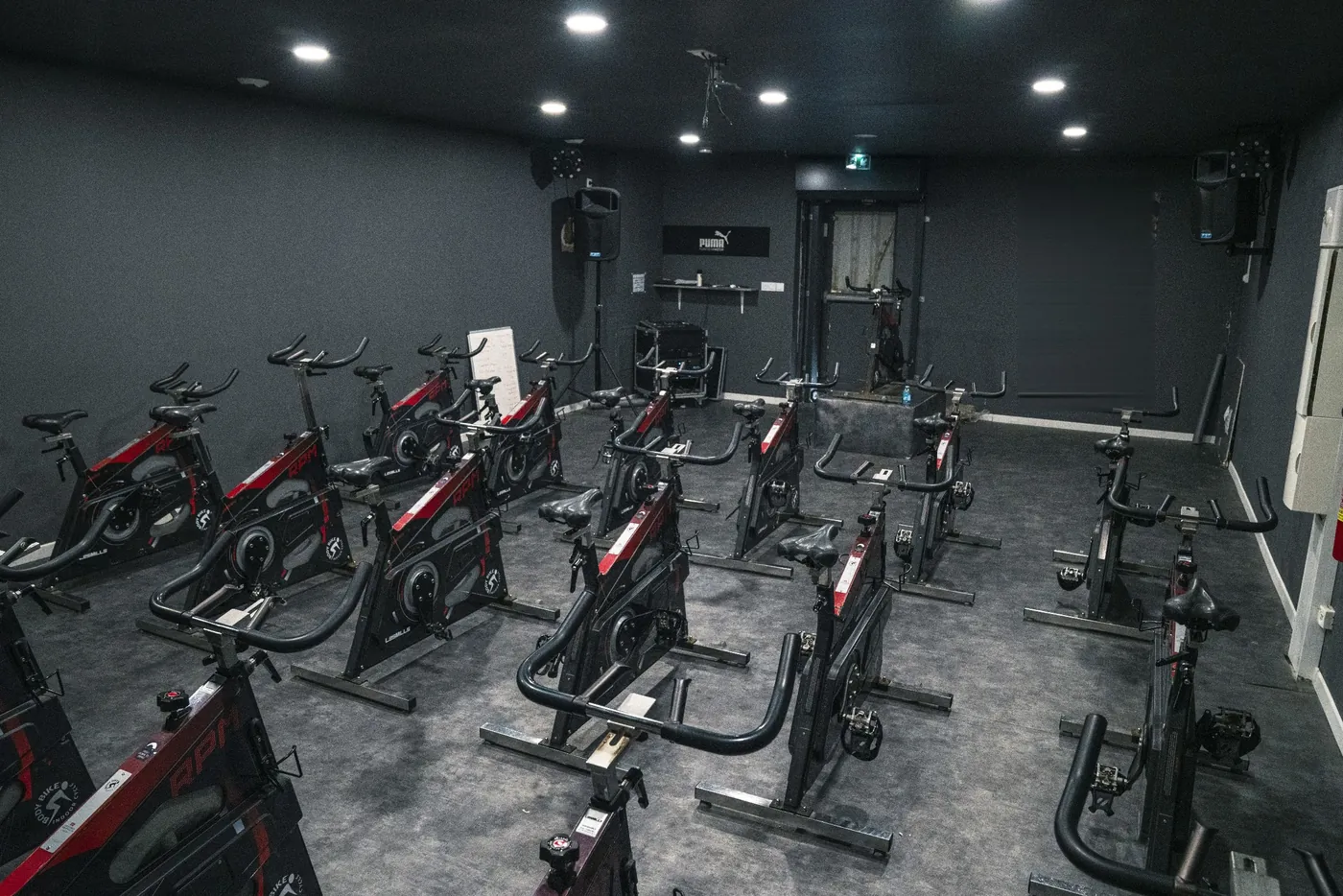 Salle de vélo indoor Fitclub avec vélos de biking alignés