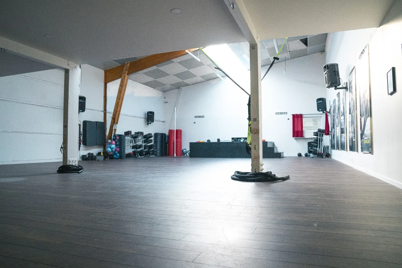 Salle de cours collectifs de Fitclub, parquet et sono